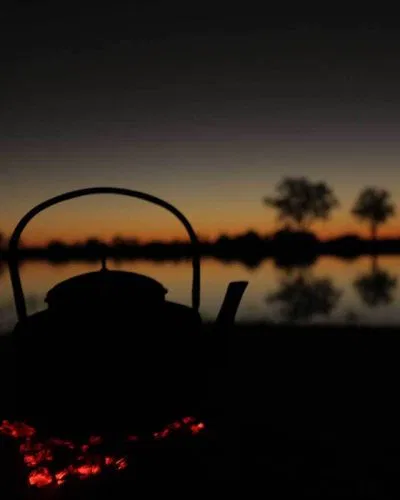 Frischer Kaffee weckt bei Sonnenaufgang die Lebensgeister und die Vorfreude auf einen erlebnisreichen Safaritag