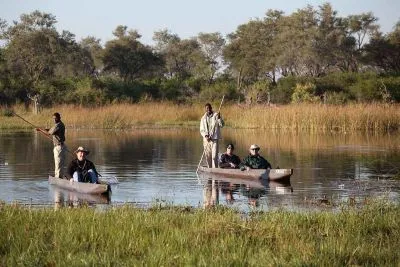 Genießen Sie die beschauliche Fahrt in einem typischen Mokoro, das fast lautlos über die Flußarme des Okavango gleitet