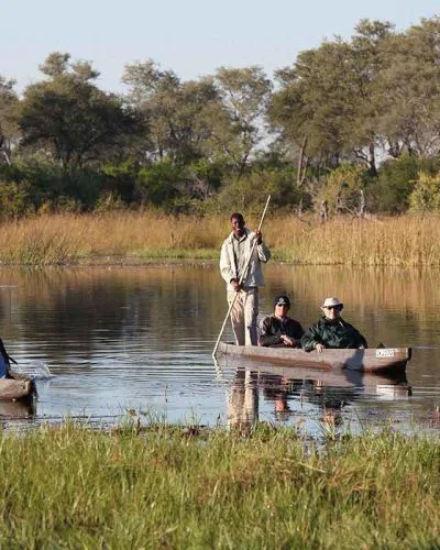 Genießen Sie die beschauliche Fahrt in einem typischen Mokoro, das fast lautlos über die Flußarme des Okavango gleitet