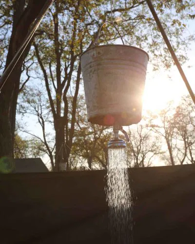 Man glaubt nicht, wie viel Wasser so eine "Bucket Shower" für eine herrlich heiße Dusche bereit hält