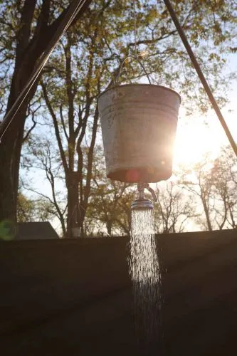 Man glaubt nicht, wie viel Wasser so eine "Bucket Shower" für eine herrlich heiße Dusche bereit hält