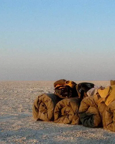 Ein ganz besonderer Trip während der Trockenzeit ist eine Tour in die trockenen Salzpfannen mit einer Übernachtung...