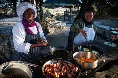 Dienstbare "Geister" sorgen fröhlich für Ihr leibliches Wohl