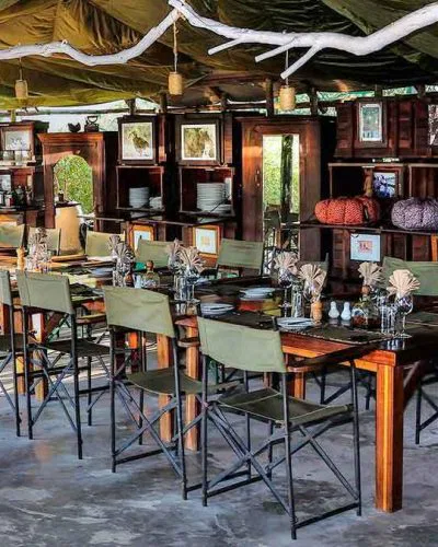 Die Mahlzeiten am "langen Tisch" ein gemeinsames Erlebnis mit Gleichgesinnten aus aller Welt