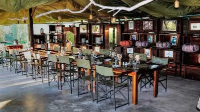 Die Mahlzeiten am "langen Tisch" ein gemeinsames Erlebnis mit Gleichgesinnten aus aller Welt