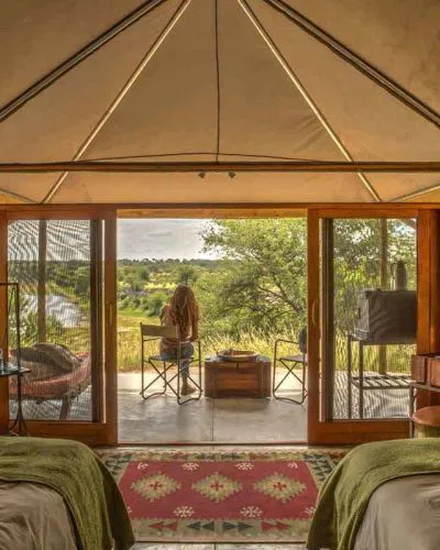 Am Ufer des Boteti River in der trockenen Kalahari liegt das zauberhafte Meno A Kwena Camp