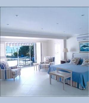 Große Zimmer mit Balkon und Blick auf's Meer.