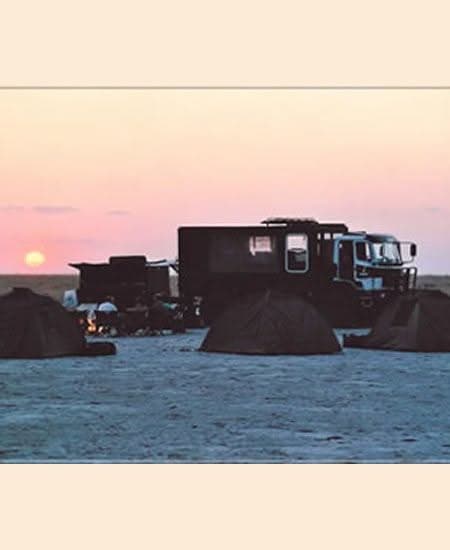 Euer Camp in den Weiten des "großen Nichts"... Die schier endlosen Ebenen der meist trockenen Makgadikgadi Salzpfannen. botswana-abend-magk