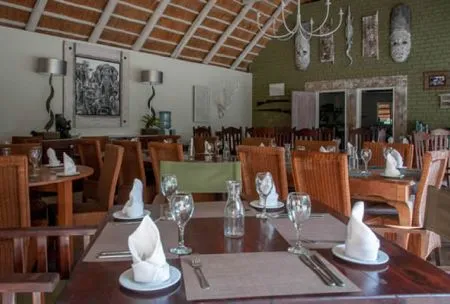 Und auch das leibliche Wohl wird nicht
zu kurz kommen. Eine schmackhafte Küche und erfrischende Drinks sind nirgendwo Mangeware. botswana-bayete-speiseraum