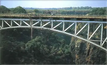 Die berühmte Brücke zwischenVictoria Falls und Livingstone. Ein lebhafter Grenzverkehr findet hier
überwiegend zu Fuß statt. botswana-bruecke