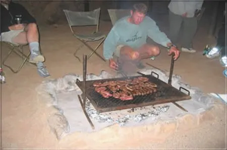 Ihr quatscht am Lagerfeuer über die Eindrücke des Tages während Euer Guide für Euch in der "Buschküche" Köstlichkeiten zaubert. botswana-grillen