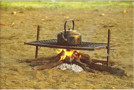 Am frühen Morgen pfeift der Kessel auf dem Feuer... ahhh, ein Kaffee bei Sonnenaufgang vertreibt die Müdigkeit. botswana-kessel-feuer