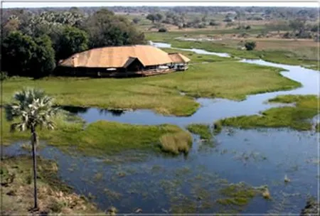 Moremi Crossing - auf einer Insel
inmitten des Okavango gelegen.
Durch die Lage bietet Ihnen dieses Camp
Safarioptionen, die Sie bisher noch nicht
erlebt haben. botswana-moremicrossing-front