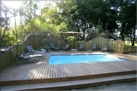 Ja, Safaritage sind anstrengend: frühes Aufstehen und lange Nächte.. So verlocken die heißen Mittagsstunden zu Ruhe und Müßiggang - z.B. am Pool... botswana-moremicrossing-pool