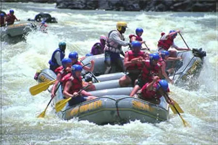 Eine Abkühlung gefällig? Dann auf in die Schlauchboote. Mit
erfahrenen Guides geht's durch die
strudelnden "Pots" des Zambezi. botswana-wildwasser-rafting