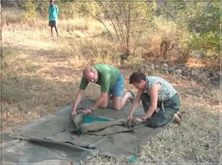 Wie "bastele" ich mir abends mein Zelt...!?? Erste Eindrücke von den wesentlichen Schritten. botswana-zelt-aufbau