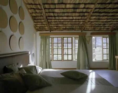 Nach eindrucksvollen Tagen in der Wildnis
erwartet Sie nahe Arusha eine kleine
Luxusoase: die Hatari Lodge.. tansania-arusha-hatari-room