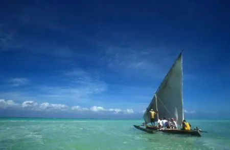 Eindrücke, Eindrücke, Eindrücke aus einer
so fremden Welt! Zeit, das alles ein wenig
zu verarbeiten.
Dabei helfen ein paar erholsame Strandtage
- willkommen auf Sansibar! tansania-sansibar-dhau