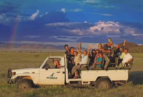 Die Wüste hat viele Gesichter: Pirschfahrten im Namib Randgebiet nach der Regenzeit.