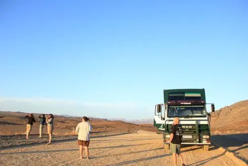 Kurze Pause auf der langen Fahrt an die Küste, umgeben von der bizarren Landschaft des Namib Naukluft Parks.