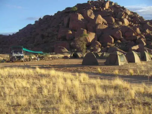 Und so (oder so ähnlich...) sieht
Euer "wildes" Lager an der Spitzkoppe dann aus...