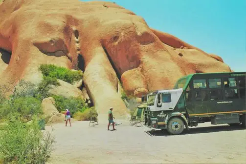 Unweit davon liegt die Spitzkoppe, ein markanter, isolierter Bergzug mit faszinierenden Felsmalerien.