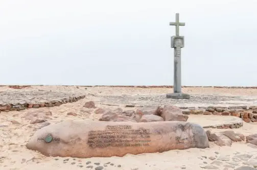 An der einsamen Küste gen Norden stößt man auf "Padraos" - die Kreuze portugiesischer Seefahrer.