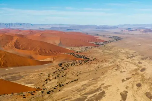 Auf dem Wege gen Norden wandelt sich die Namib von einer Sand- in eine Stein- & Geröllwüste.