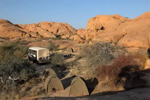 Euer Camp in der Namib Wüste liegt in grandioser Landschaft.
