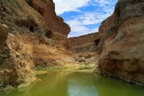 Wasser im Sesriem Canyon - eine Seltenheit! Doch ein Bad in seinen Felsenpools ist eine Verlockung an heißen Sommertagen...