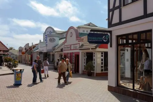 Nach Tagen des "einfachen Lebens" begrüßt Euch das Ortszentrum mit allen Erungenschaften moderner Zivilisation...