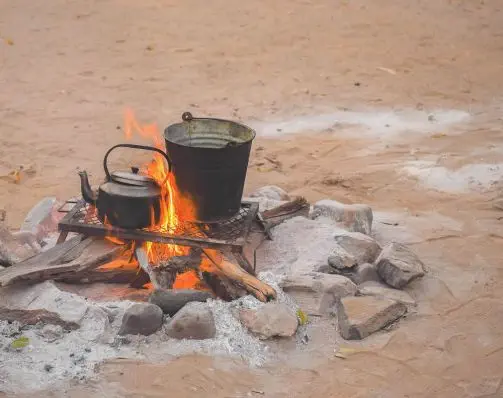 Guten Morgen! Selbst bei frühem Wecken dampft i.d.R. schon das Wasser für den ersten Kaffee oder Tee über dem Feuer...