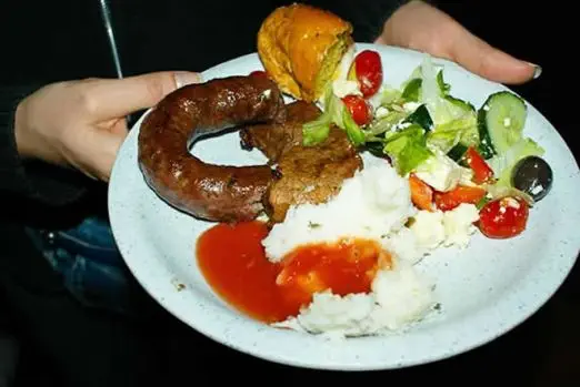Nach einem erlebnisreichen Tag mit oft anstrengenden Wanderungen ist für das leibliche Wohl bestens gesorgt. suedafrika-abendessen