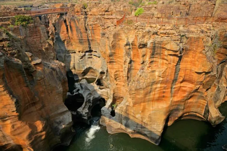 Die Bourke's Luck Potholes sind eine
einmalige geologische Formation in
eindrucksvoller Landschaft. suedafrika-bourkes-luck-potholes