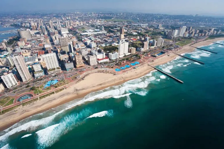 Durban - die Bademetropole des Landes
lockt mit endlosen Sandstränden und
vielfältigen Freizeitaktivitäten. suedafrika-durban-beachfront