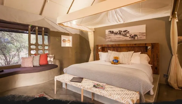 Mit geräumigen Zimmern und einem gepflegten Ambiente verwöhnt Garonga seine Gäste. suedafrika-garonga_schlafzimmer