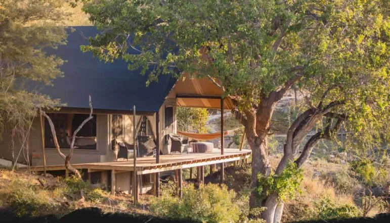 Luxuriöse Unterkünfte und Pirschfahrten in offenen Geländewagen erwarten Sie in den privaten Wildgebieten - z.B. Garonga Safari Camp suedafrika-garonga_zelt