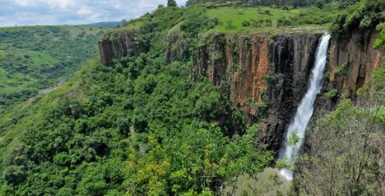 Unterwegs nach Durban lädt der
Howick Wasserfall zu einer erfrischenden Rast ein. suedafrika-howick-wasserfaelle