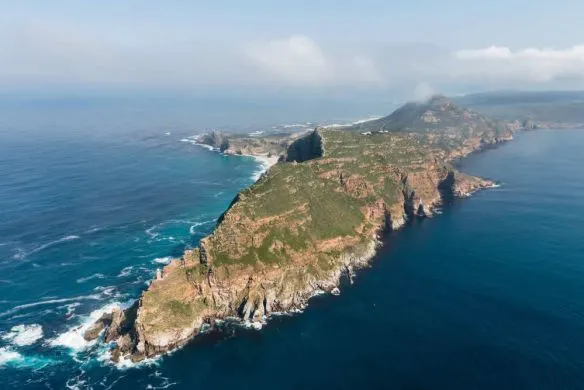 Das Kap der Guten Hoffnung - ein Wahrzeichen seit Jahrhunderten. Früher der Schrecken der Seefahrer, heute atemberaubender Aussichtspunkt. suedafrika-kapspitze