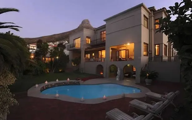 In Kapstadt erwartet Sie ein einladendes Guesthouse. Die zentrale, aber ruhige Lage, ein großer Garten mit Pool und geräumige Zimmer sind ideal für Familien. suedafrika-kapstadt-clarendon-pool
