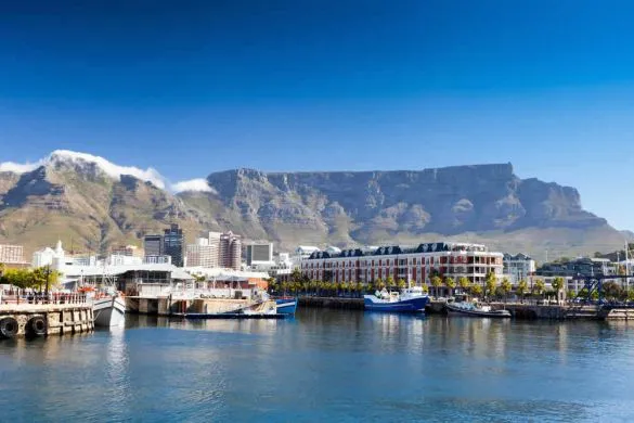 Was für ein Anblick! Der die Stadt überragende Berg ist immer wieder überwältigend. Von den Pieren der Waterfront legen auch die Boote nach Robben Island ab. suedafrika-kapstadt-waterfront-blick