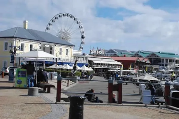 Die beliebte Waterfront bietet zahlreiche Attraktionen für Jung & Alt. suedafrika-kapstadt-waterfront