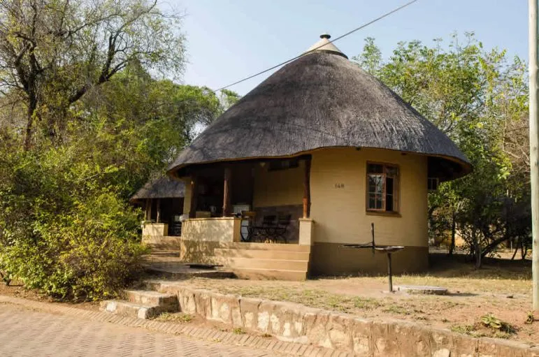 Typische Unterkunft in einem Restcamp
im Krüger Nationalpark. suedafrika-krueger-park-huette