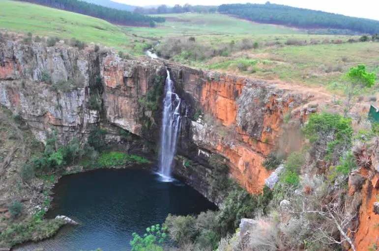 In dieser wasserreichen Gegend stürzen zahlreiche Wasserfälle in tiefe Schluchten. suedafrika-mac-mac-wasserfaelle