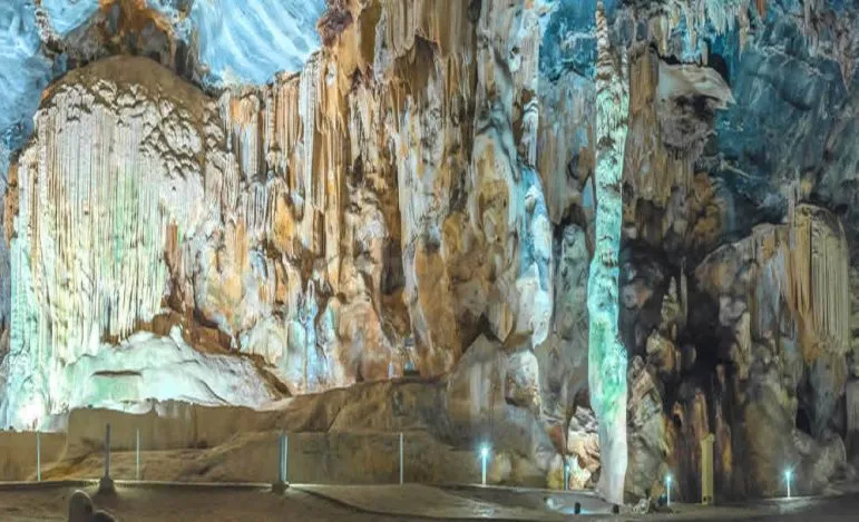 Die grandiosen Cango Caves bilden eines
der weltgrößten Tropfsteinhöhlensysteme. suedafrika-oudtshoorn-cango-caves