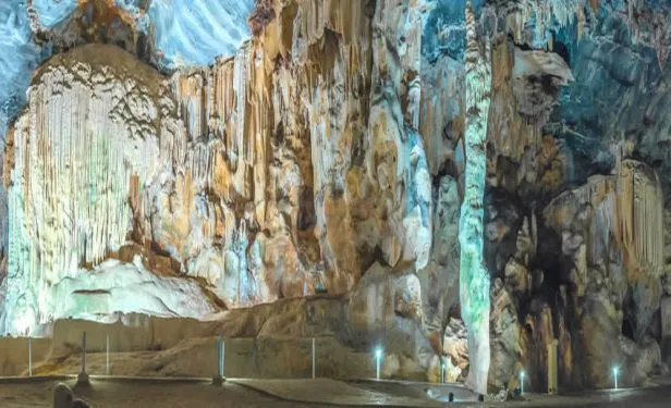 Auch einen Besuch in den "Cango Caves",
einem der ausgedehntesten
Tropfsteinhöhlen-Systeme der Welt,
sollten Sie nicht versäumen. suedafrika-oudtshoorn-cango-caves