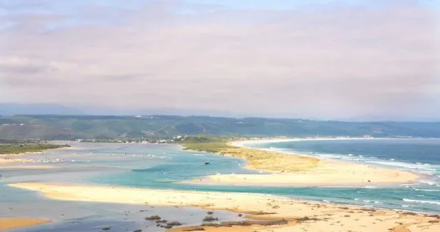 Was für eine Kulisse für unbeschwerte
Ferientage! Und jenseits der Strände locken zahlreiche Attraktionen & Sehenswürdigkeiten. suedafrika-plettenberg-strand2