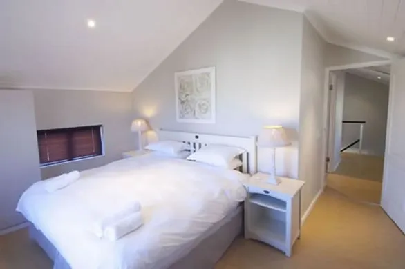 Gepflegte, geräumige Zimmer bieten auch
hier Familien alle Annehmlichkeiten. suedafrika-plettenberg-thedunes-zimmer