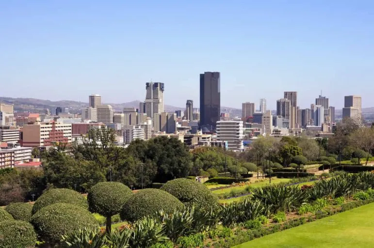 Pretoria, die Landeshauptstadt, erwartet Sie mit vielen historischen Sehenswürdigkeiten. suedafrika-pretoria-jacaranda