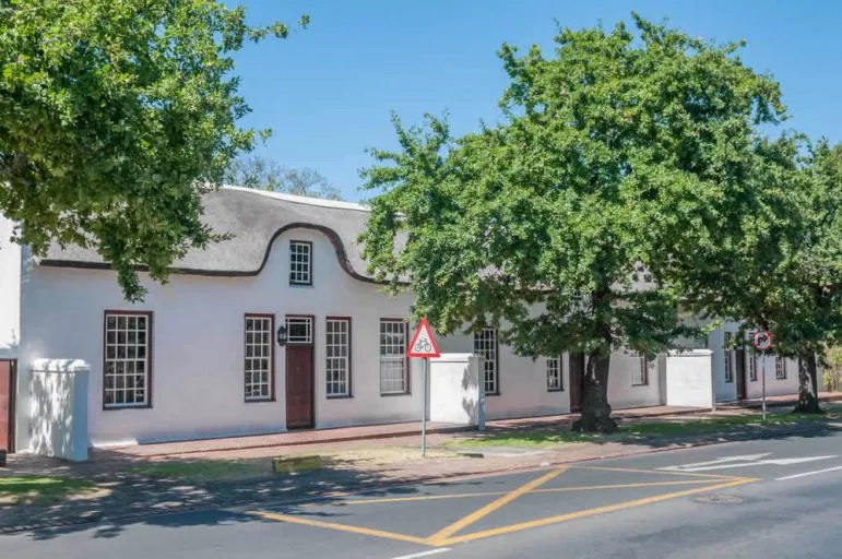 Zahlreiche historische Gebäude prägen
den einmaligen Charme von Stellenbosch,
dem wohl bekanntesten Ort in den
Weingebieten. suedafrika-stellenbosch-haus